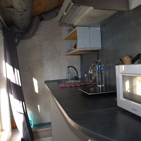 Insolite Studio -La Tour Des Templiers- Montfrin Exterior foto